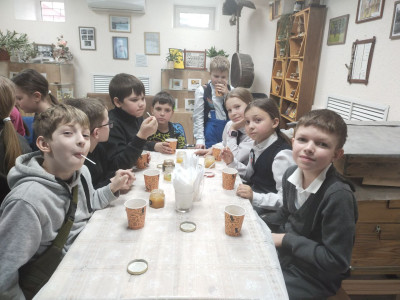 Детские голоса в музее мёда Пчелотека